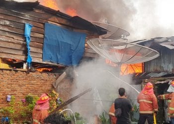 Belasan Rumah di Gang Sewu Kelurahan Melayu Diamuk si Jago Merah