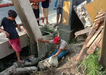 Truk Muatan Kayu Terguling, Timpa 3 Pegawai PDAM, 1 Tewas dan 2 Luka Berat