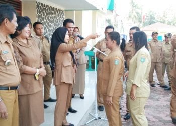 Camat Meranti Periksa Suhu Tubuh Jajarannya di Apel Gabungan, Waspadai Penyebaran Covid-19