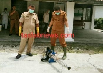 Tenaga Kesling Puskesmas Pulo Rakyat Semprotkan Desinfektan di Kantor Camat