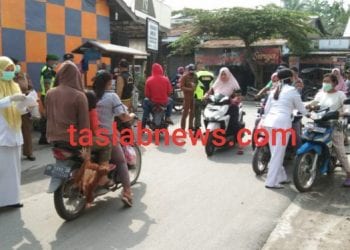 Camat Meranti Bagi-bagi Brosur Penyuluhan Virus Corona ke Warga