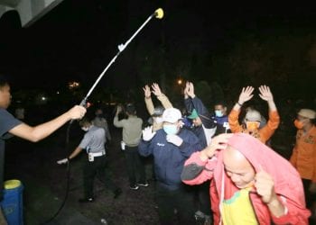 Pulang dari Malaysia 17 Pelancong Langsung Didesinfeksi dan Diperiksa Kesehatan