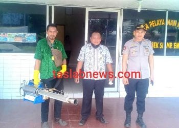 Cegah Covid-19, Petugas Kesling  Semprotkan Desinfektan di Kantor Polsek dan Koramil Simpang Empat