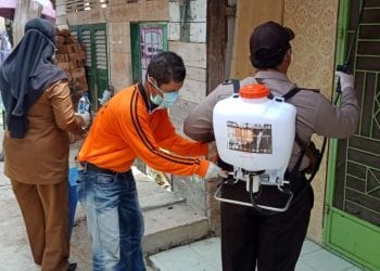 Cegah penyebaran Covid-19, Polres Semprotkan Desinfektan ke Perumahan Warga di Kota Tanjungbalai