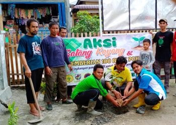 Ciptakan Kebersihan dan Penghijauan, Kopling Tanam 100 Pohon di Kelurahan Pasar Baru