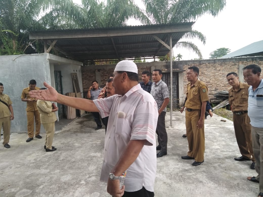 Suasana saat anggota DPRD Asahan meninjau penutupan akses jalan.