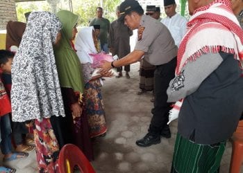Personel Polsek Perbaungan Santuni Anak Yatim dan Jumpo