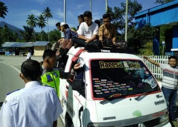 Bawa Penumpang di Atas Kap Mobil, Sopir Mopen di Madina Ditilang