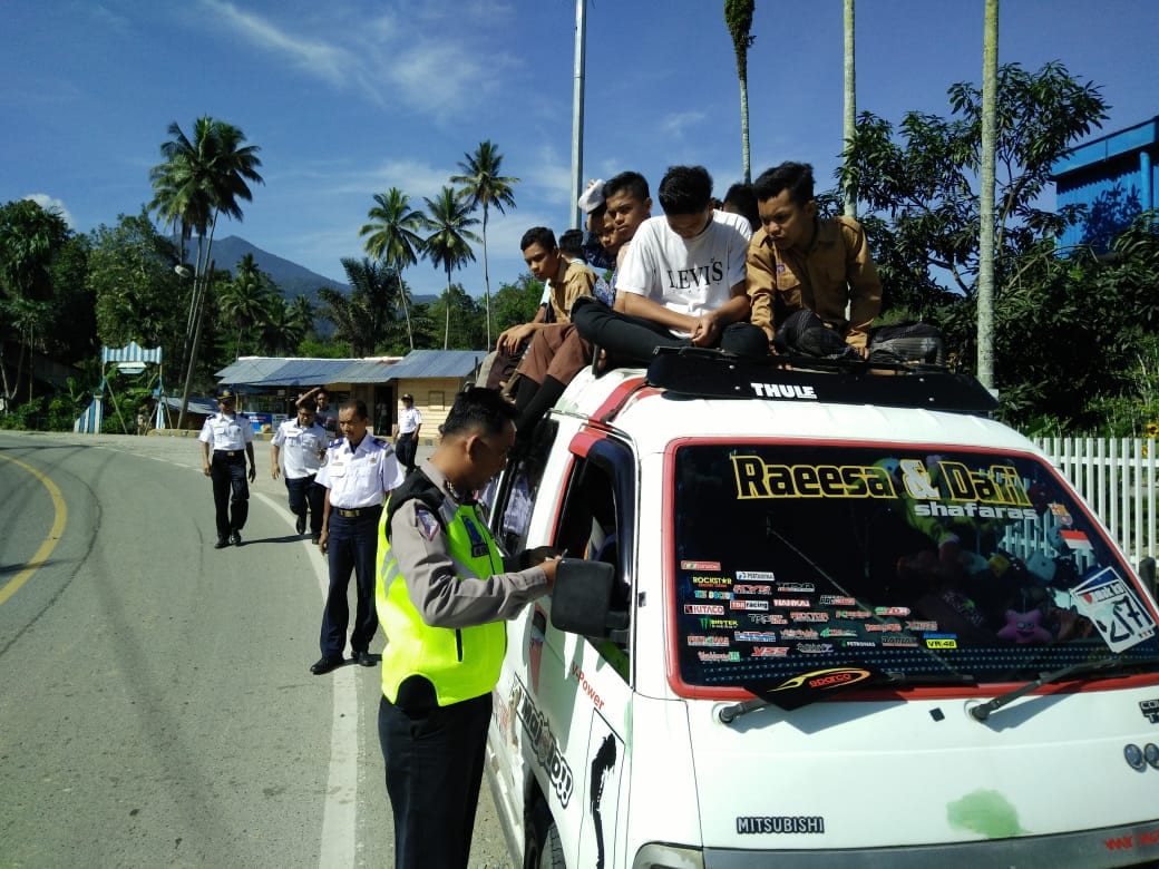 Personel satlantas Polres Madina menindak sopir mopen yang membawa penumpang di atas kap mobil.