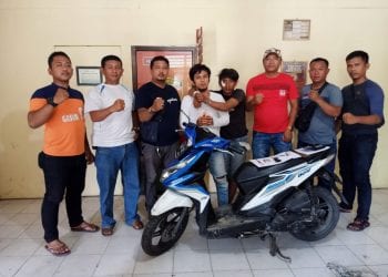 Kedua tersangka pelaku pencurian di Tanjungbalai yang diringkus diapit polisi