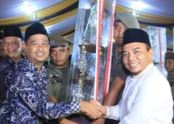Bupati Labuhanbatu saat memberikan trofi bergilir kepada Camat Bilah Hulu.