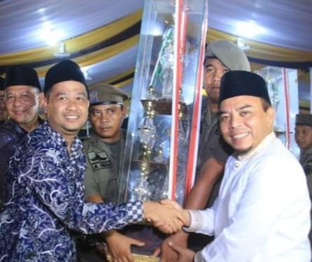 Bupati Labuhanbatu saat memberikan trofi bergilir kepada Camat Bilah Hulu.