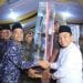 Bupati Labuhanbatu saat memberikan trofi bergilir kepada Camat Bilah Hulu.