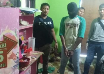 Tersangka pelaku pembunuhan siswi MTSn di Tanjungbalai saat melakukan rekontruksi.