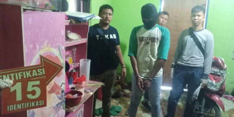 Tersangka pelaku pembunuhan siswi MTSn di Tanjungbalai saat melakukan rekontruksi.