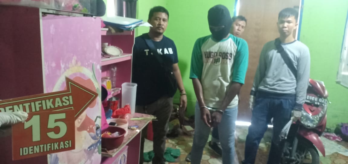 Tersangka pelaku pembunuhan siswi MTSn di Tanjungbalai saat melakukan rekontruksi.