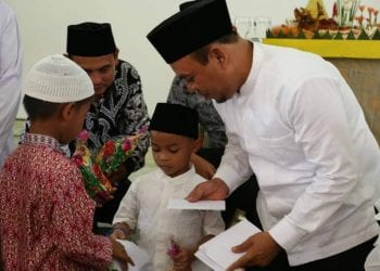Bupati Labuhanbatu H Andi Suhaimi Dalimunthe ST.MT saat memberikan Santunan kepada anak-anak yatim.