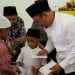Bupati Labuhanbatu H Andi Suhaimi Dalimunthe ST.MT saat memberikan Santunan kepada anak-anak yatim.