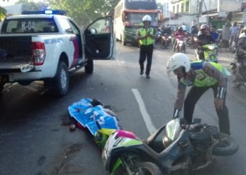 Personel Satlantas Polres Sergai melakukan olah TKP di lokasi tabrakan yang menewaskan korban.