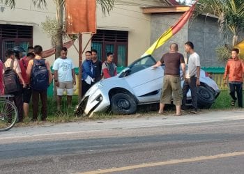 Diduga Supir Ngantuk Usai Temanin Istri Melahirkan, Mobil Xenia Masuk Parit di Simpang Empat Asahan