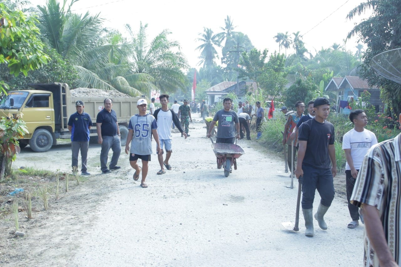 Masyarakat di Asahan saat menggelar gotongroyong massal.