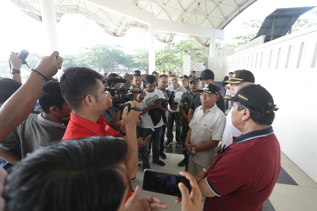 Bupati Asahan Surya dan unsur pejabat di Asahan Memberikan penjelasan terkait apel gabungan mengantisipasi penyebaran virus corona.