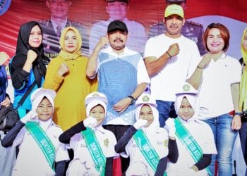 Sekdakab Labuhanbatu Ahmad Muflih (tengah) berfoto bersama seusai acara.