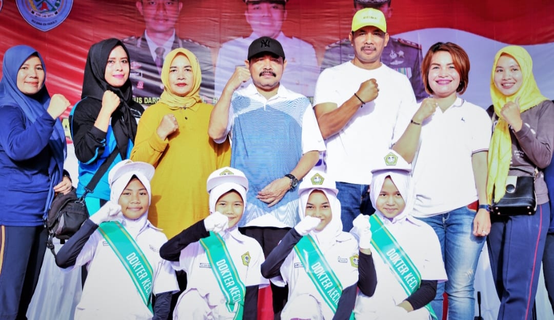 Sekdakab Labuhanbatu Ahmad Muflih (tengah) berfoto bersama seusai acara.