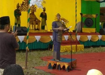 Sekda Provsu R. Sabrina saat memberikan sambutannya pada penabalan Sultan Bilah X di Negeri Lama Labuhanbatu.