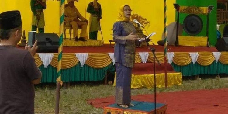 Sekda Provsu R. Sabrina saat memberikan sambutannya pada penabalan Sultan Bilah X di Negeri Lama Labuhanbatu.