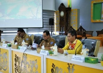 Sekda Ahmad Muflih didampingi Kepala Badan Litbang dan narasumber dari Balitbang Pemko Magelang Andjar Prasetyo SE MSi saat memberikan materi.