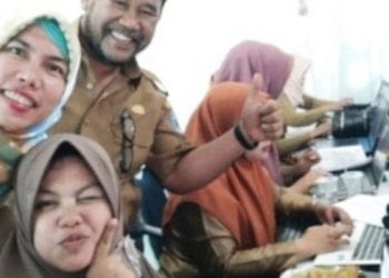 Sejumlah Pegawai DLH saat melakukan pengisian data Sensus Penduduk 2020.