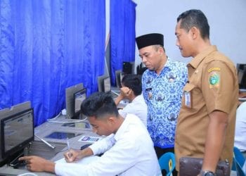Bupati Labuhanbatu H Andi Suhaimi saat meninjau pelaksanaan UNBK di SMK Pemda Rantauprapat.