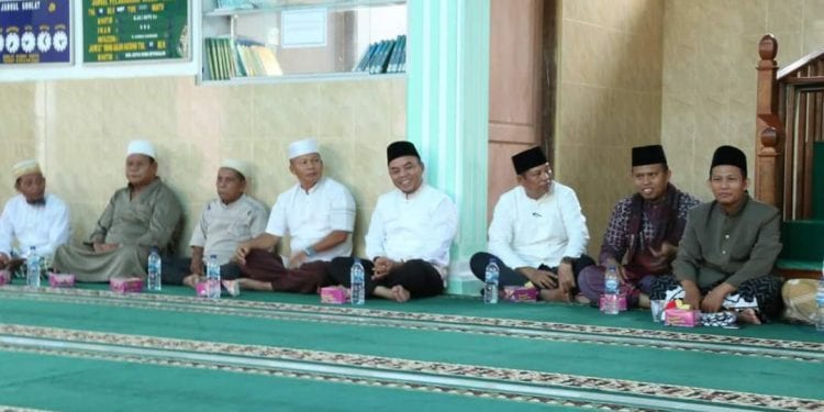 Bupati Labuhanbatu H Andi Suhaimi Dalimunthe ST MT saat berada di Masjid Al-Amin bersama BKM.