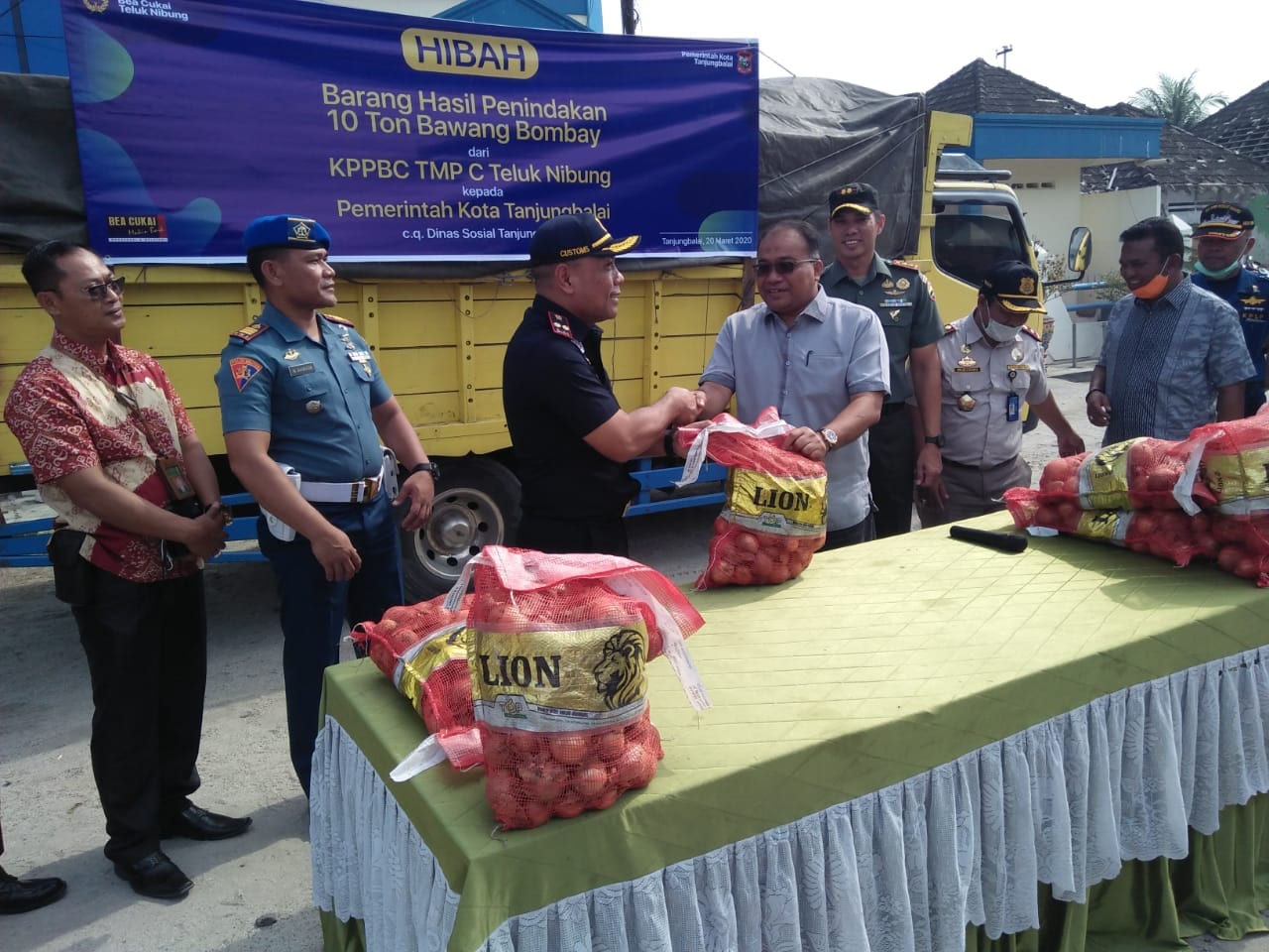 (Ignatius Siagian/taslabnews)   Acara penghibahan 10 ton Bawang Bombay dari KPPBC Teluk Nibung kepada Pemko Tanjungbalai.  