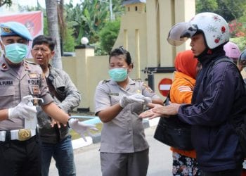 Cegah Penyebaran Virus Corona, Kapolres Sergai Pimpin Penyemprotan  Cairan Desinfektan di Mapolres