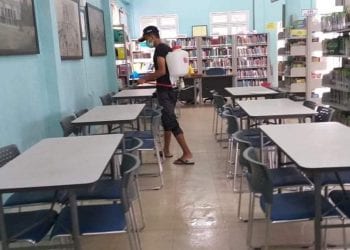 Petugas saat melakukan penyemprotan disenfektan dari ruangan ke ruangan.