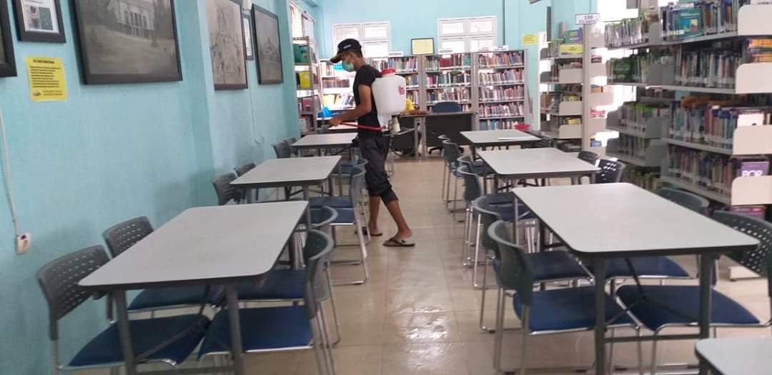 Petugas saat melakukan penyemprotan disenfektan dari ruangan ke ruangan.