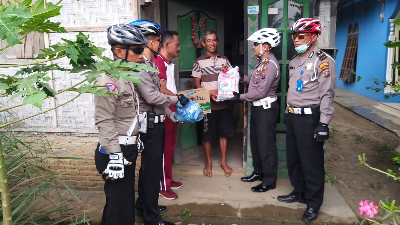 Satlantas Polres Sergai Berikan Sedekah Kepada Warga Kurang Mampu