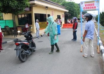 Personil dan Masyarakat yang Masuk ke Polres Sergai Disemprotkan Cairan Desinfektan