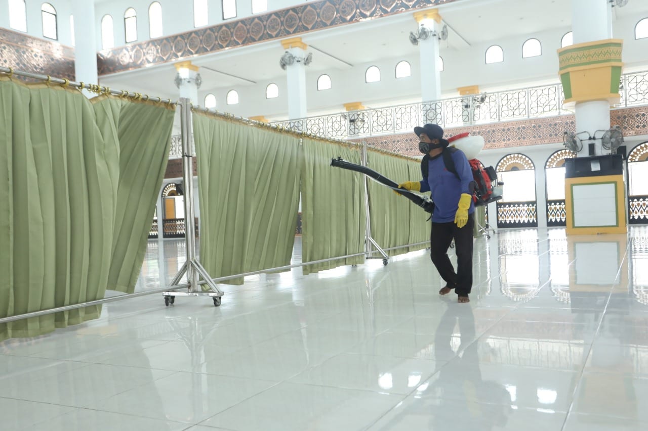 Masjid dan Gereja di Kota Kisaran Disemprot desinfektan