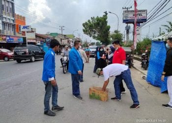 KNPI Labuhanbatu dan PMI saat memberikan Sanitizer kepada warga.