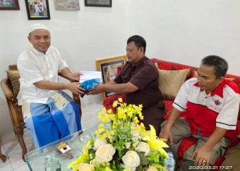 Bupati Labuhanbatu Andi Suhaimi Dalimunthe ST MT saat menerima dukungan warga.