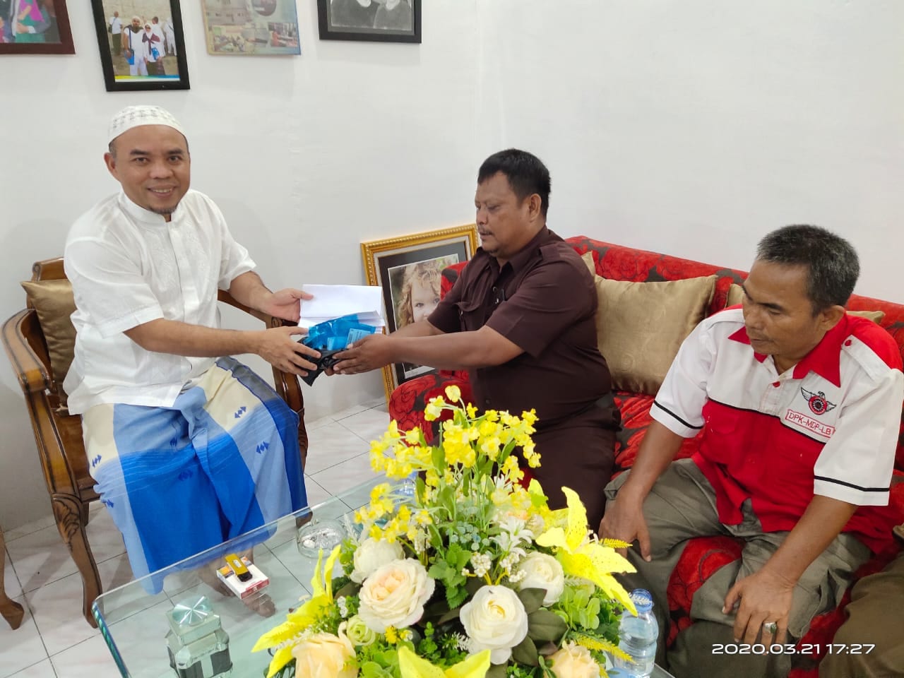 Bupati Labuhanbatu Andi Suhaimi Dalimunthe ST MT saat menerima dukungan warga.