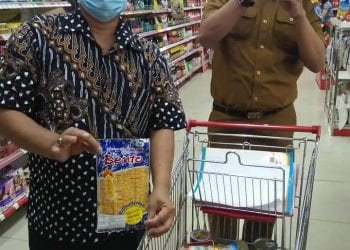 Salahsatu anggota DPRD Kabupaten Labuhanbatu David Siregar saat menunujukkan produk makanan import di Suzuya Supermarket Rantauprapat.