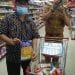 Salahsatu anggota DPRD Kabupaten Labuhanbatu David Siregar saat menunujukkan produk makanan import di Suzuya Supermarket Rantauprapat.
