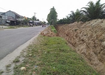 (Sofyan Butarbutar/taslabnews) Kondisi jalinsum Perbatasan Tobasa dan Labura yang dikeruk.