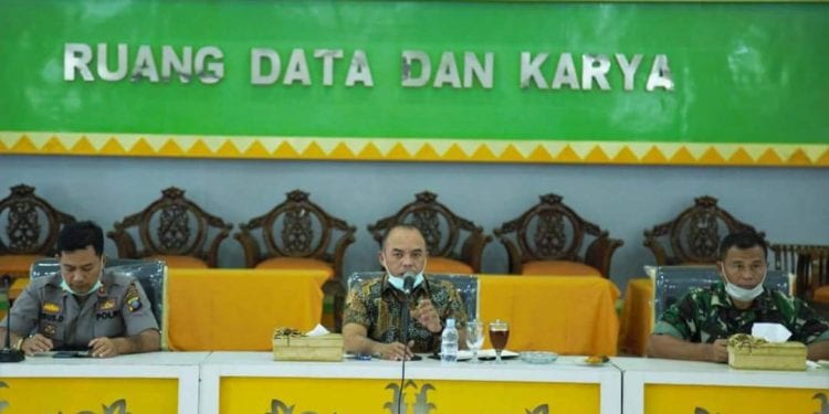 Bupati Labuhanbatu H Andi Suhaimi Dalimunthe ST MT saat memimpin Rakor terbatas perkembangan Covid-19 bersama Forkopimda.