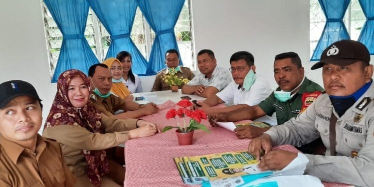 Camat Pangkatan Hulwi bersama TNI-Polri dan Puskesmas sebelum membagikan brosur kepada masyarakat.