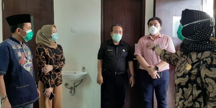 Wakil Ketua l DPRD Kabupaten Labuhanbatu Abdul Karim Hasibuan bersama Dirut RSUD Rantauprapat dr Syafril Harahap dan sejumlah Anggota DPRD.
